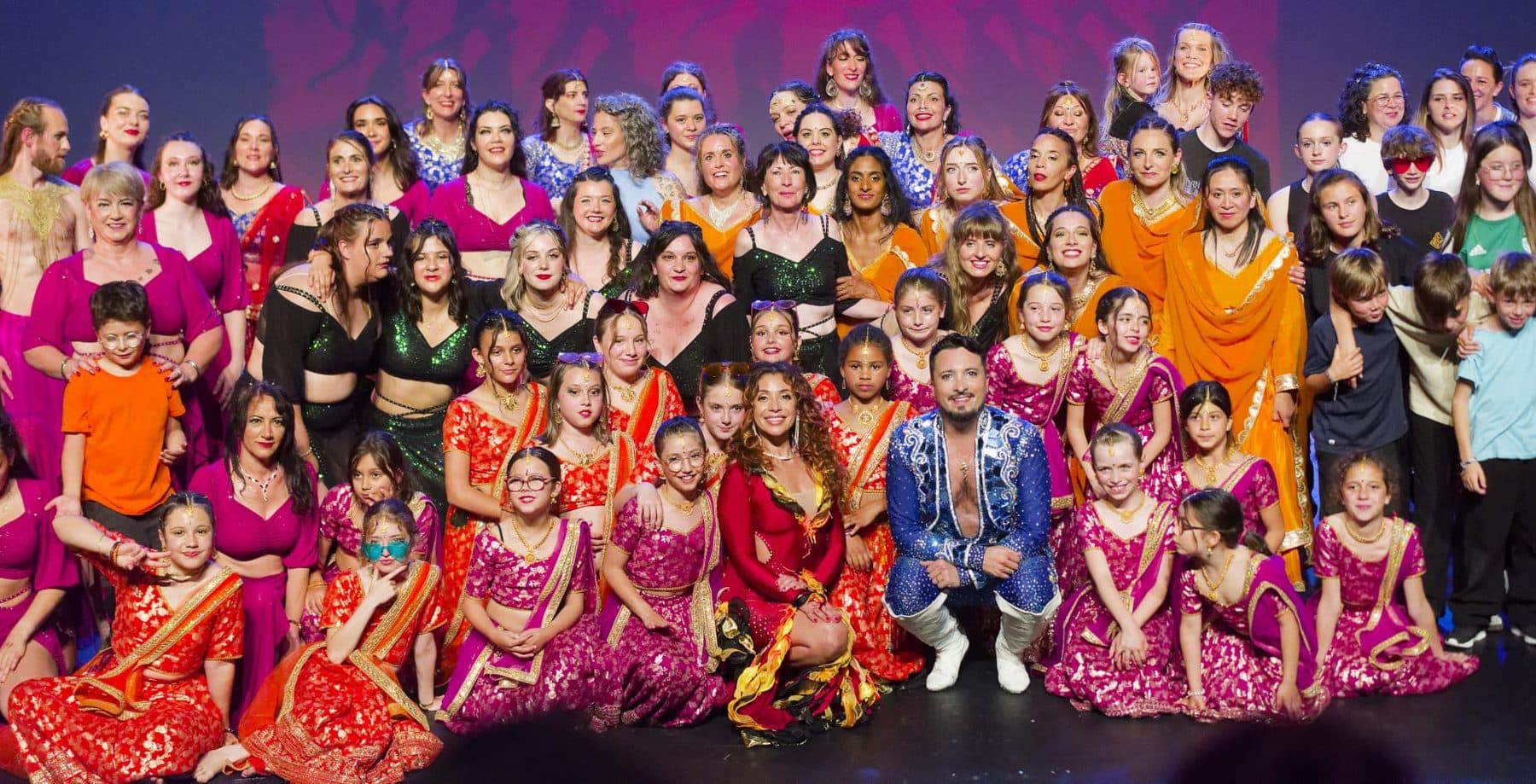 Photo de groupe de tous les élèves et professeurs de l'association Surya